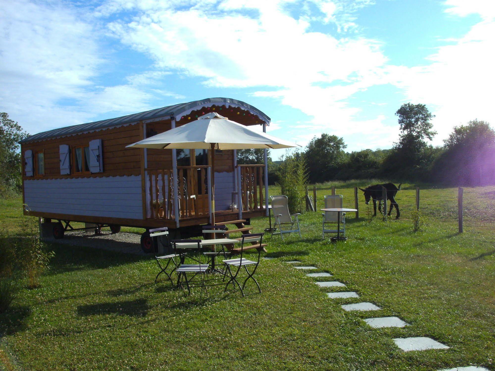 Les Roulottes De La Brauderie Villa Brissarthe Exterior photo