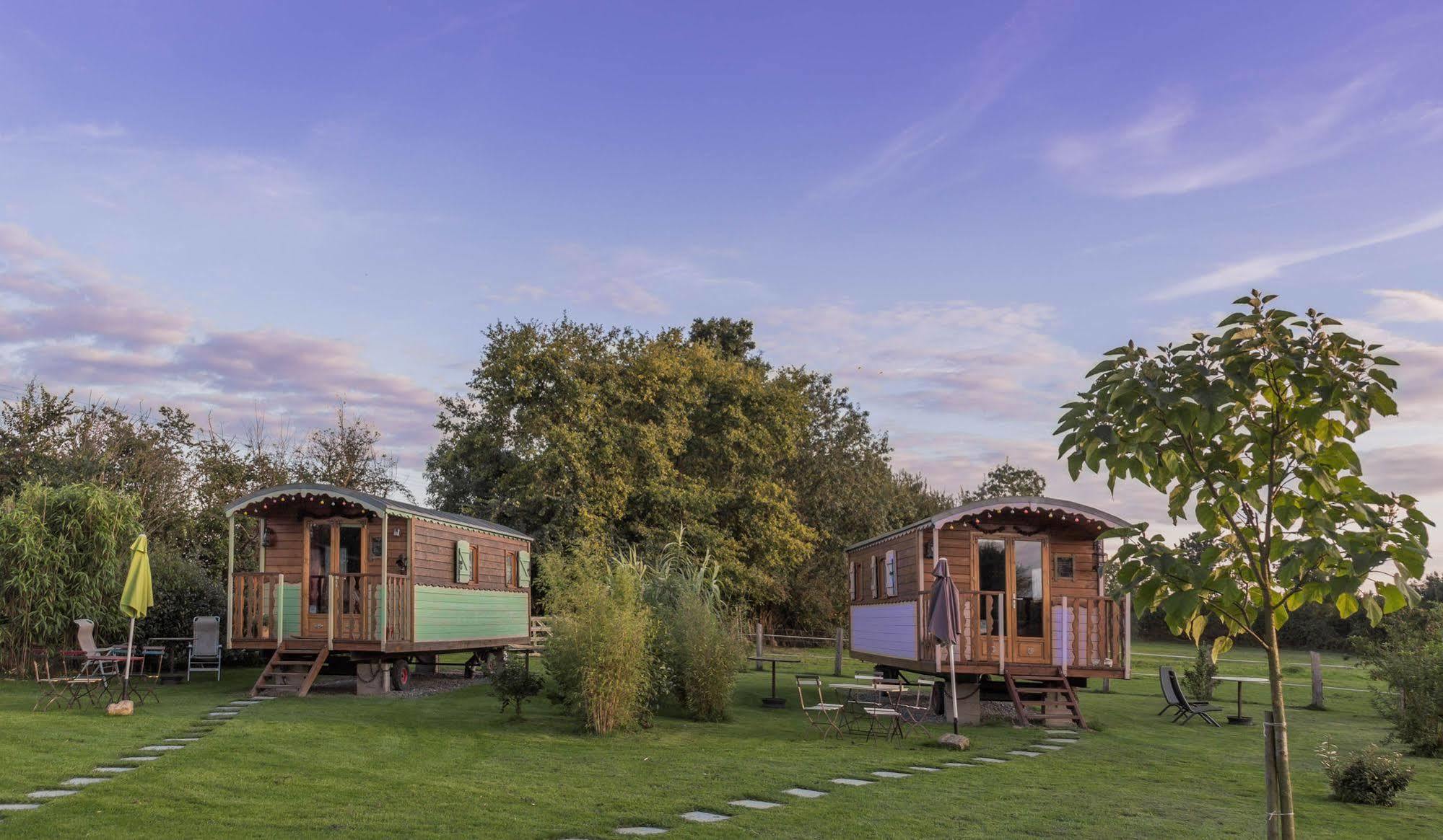 Les Roulottes De La Brauderie Villa Brissarthe Exterior photo